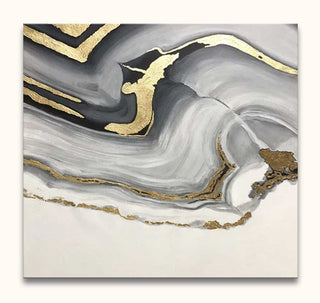 Handgeschilderd schilderij Gelaagd Goud 2: abstracte grijs-witte marmerachtige wervelingen met gouden accenten. Modern acrylwerk op canvas, klaar om op te hangen.