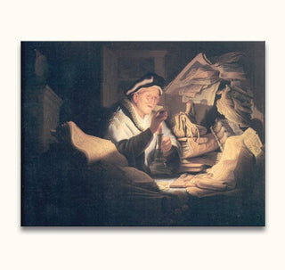 Rembrandt van Rijn – De Rijke Dwaas: Olieverfschilderij van een oudere man bij kaarslicht, lezend aan een rommelig bureau, symboliserend studie en reflectie.