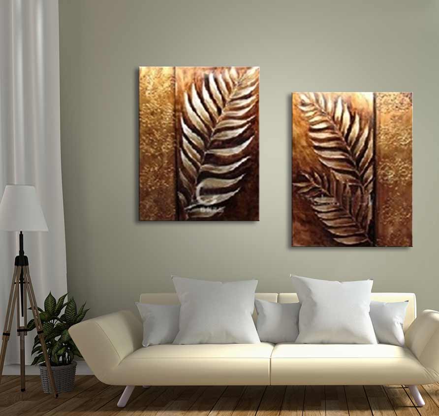 2-Luik Golden Leafs - Acrylverf op canvas met metalen varenmotief boven een crèmekleurige bank, naast een moderne vloerlamp en een groene plant.