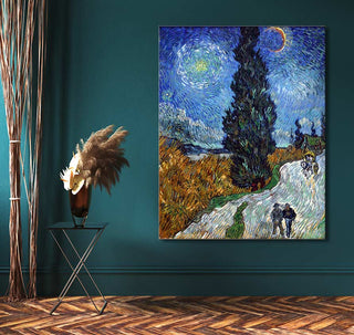 Vincent van Gogh - Landweg in de Provence bij Nacht: Post-Impressionist landscape with swirling stars, cypress tree, figures, horse-drawn cart on a winding road.