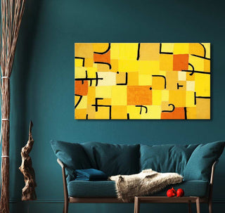 Teal loveseat with Paul Klee's 'Beelden in Geel' abstract artwork above, featuring yellow ochre squares and black lines, creating a modern, eclectic living space.