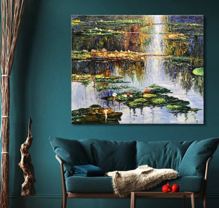 Handgeschilderd olieverfschilderij Waterlelies aan de Camargue van Claude Monet boven een tweezitsbank. Geschilderd in impressionistische stijl, gespannen op houten frame.