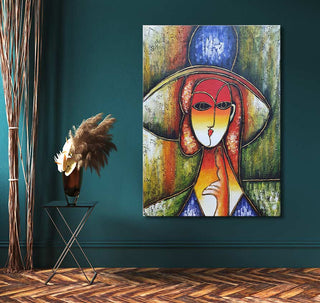 Abstract olieverfschilderij Picasso signature - Dame met Hoed toont een vrouw met hoed in kubistische stijl. Opgehangen in moderne ruimte, naast tafel met vaas.