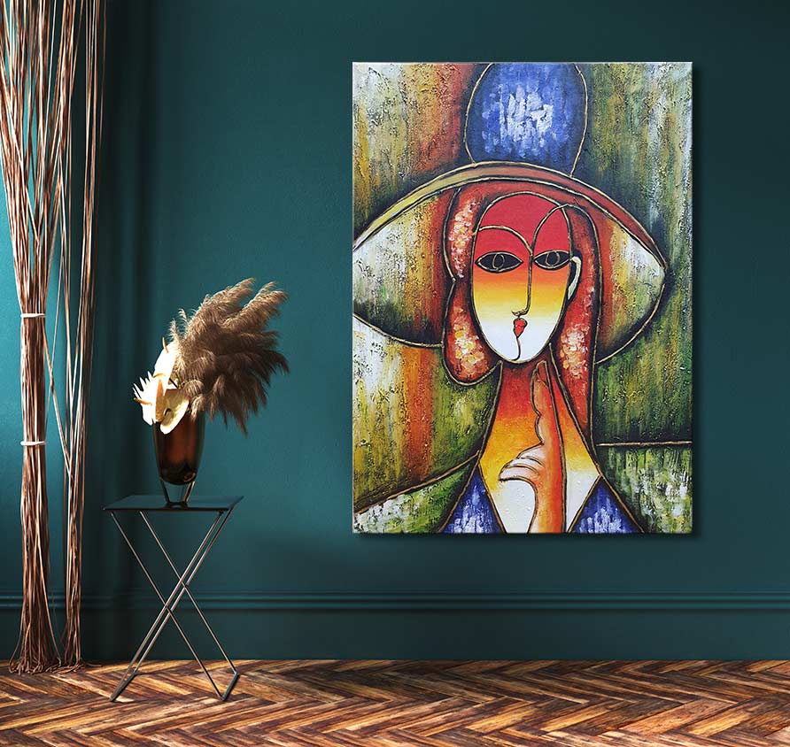 Abstract olieverfschilderij Picasso signature - Dame met Hoed toont een vrouw met hoed in kubistische stijl. Opgehangen in moderne ruimte, naast tafel met vaas.