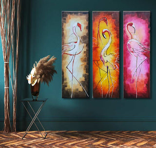 Flamingo's - 3-Luik olieverfschilderij met abstracte flamingo's in mediterrane kleuren. Opgehangen in een stijlvolle hoek met pampasgras en metalen tafel.