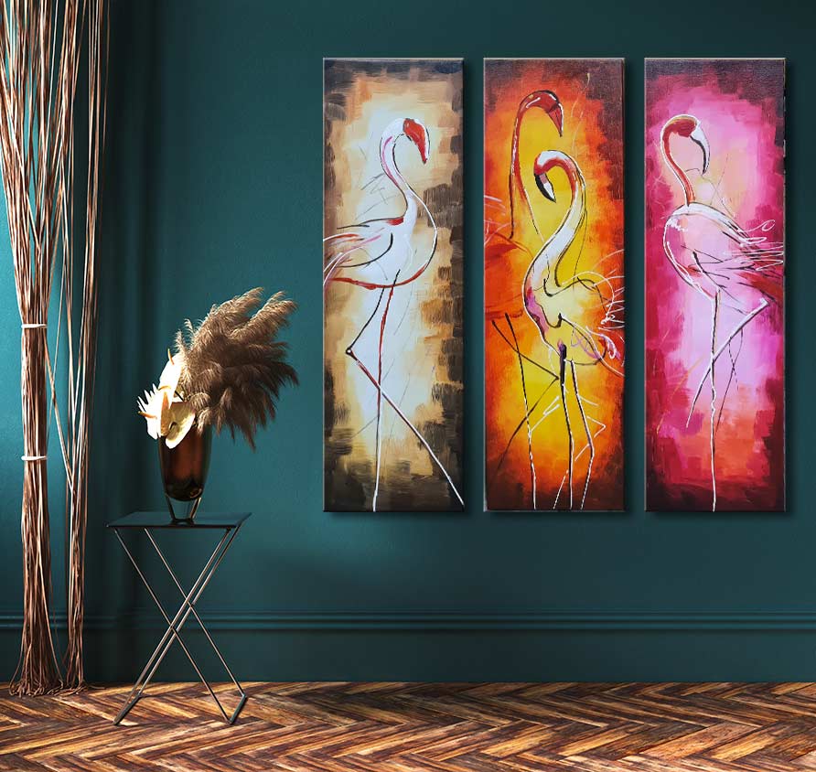 Flamingo's - 3-Luik olieverfschilderij met abstracte flamingo's in mediterrane kleuren. Opgehangen in een stijlvolle hoek met pampasgras en metalen tafel.