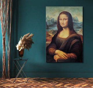 Monalisa van Leonardo Da Vinci, handgeschilderd op olieverf, hangt aan een diepe teal muur, omgeven door natuurlijke en gedroogde decor elementen.