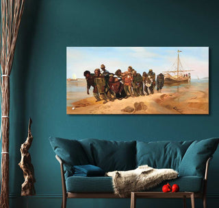 Ilja Jefimovitsj Repin – Vrachtschepen aan de Wolga: Handgeschilderd doek met barge trekkers. Opgehangen boven moderne teal bank, met gedroogde takken en rode appels.