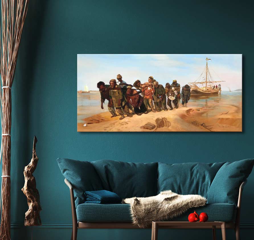 Ilja Jefimovitsj Repin – Vrachtschepen aan de Wolga: Handgeschilderd doek met barge trekkers. Opgehangen boven moderne teal bank, met gedroogde takken en rode appels.