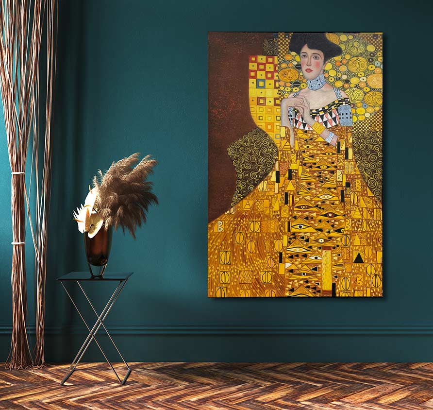 Gustav Klimt's Golden Dress schilderij toont een vrouw in een gedetailleerde gouden jurk tegen een patroonrijke achtergrond, handgeschilderd met moderne paletmes techniek.