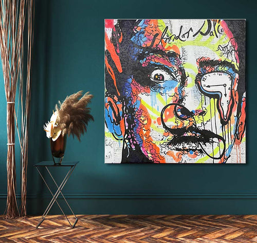 Schilderij Alec Monopoly – Salvador Dali met pop-art stijl en smeltende klok, opgehangen aan een teal muur. Geschilderd op zuurvrij canvas, klaar om op te hangen.
