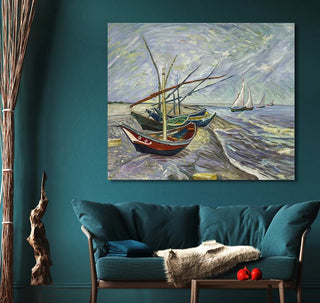 Vincent van Gogh - Vissersboten op het Strand van Saint-Maries, olieverfschilderij in impressionistische stijl, hangt boven een teal bank in een gezellige woonkameropstelling.