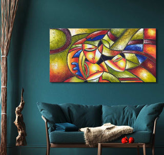 Schilderij 'Na het Bal' van Picasso: abstracte kubistische kunst met twee gezichten, kleurrijke vormen. Opgehangen boven een mid-century bank in een gestileerd interieur.