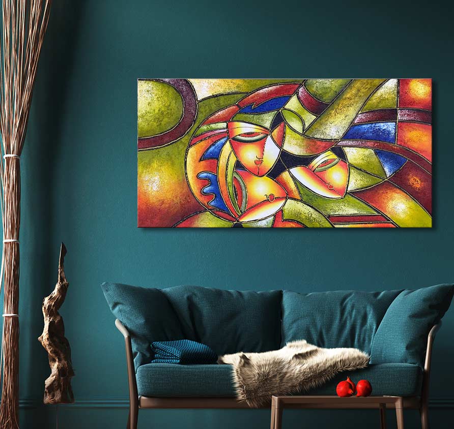 Schilderij 'Na het Bal' van Picasso: abstracte kubistische kunst met twee gezichten, kleurrijke vormen. Opgehangen boven een mid-century bank in een gestileerd interieur.