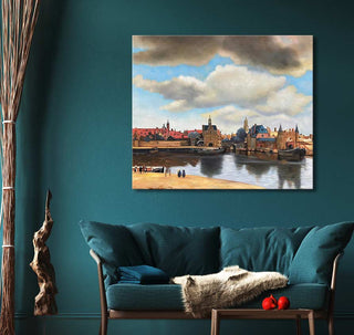 Zicht op Delft van Johannes Vermeer, geschilderd olieverfschilderij in woonkamerhoek. Klassieke rivier- en stadsgezicht, perfect voor liefhebbers van oude Hollandse kunst.