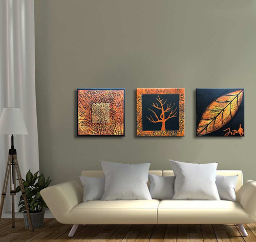 Handgeschilderd 3-luik schilderij Ancient Leafs met abstracte oranje-gouden vormen boven een crèmekleurige bank. Perfect voor moderne interieurinrichting.