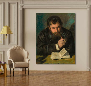 Pierre-Auguste Renoir - Claude Monet Leest Boek, klassieke setting met olieverfschilderij van bebaarde man lezend met pijp. Elegant interieur met fauteuil en bijzettafel.