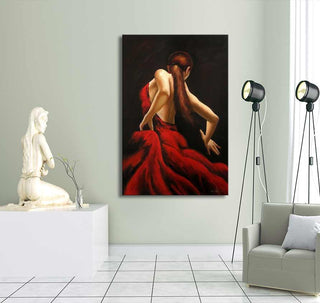 Spaanse Danseres - Olieverf op canvas: Schilderij van een danseres in rode jurk, gezien van achteren, opgehangen in een moderne woonkamer met sculptuur en vloerlampen.
