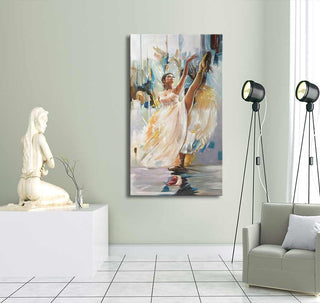 Ballerina in Wit - Olieverf op canvas: Een impressionistische ballerina met witte en gouden rok, dansend voor abstracte kleuren, geprint op museumkwaliteit canvas.