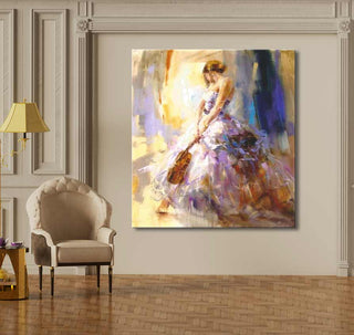 Olieverfschilderij 'De Violiste' toont een vrouw met viool in pasteljurk. Hangt in klassieke hoek met fauteuil, bijzettafel en lamp. Geschilderd op canvas.