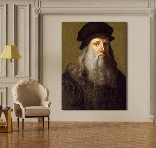 Zelfportret Leonardo Da Vinci als olieverfschilderij, realistisch en symbolisch, opgehangen in een elegant ingericht interieur met een fauteuil en lamp.