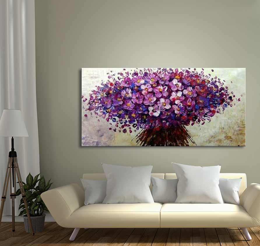 Bitterzoet – Dikke olieverf op canvas toont een boeket paarse bloemen boven een crèmekleurige bank, met een rustieke pastel achtergrond en rijke textuur.