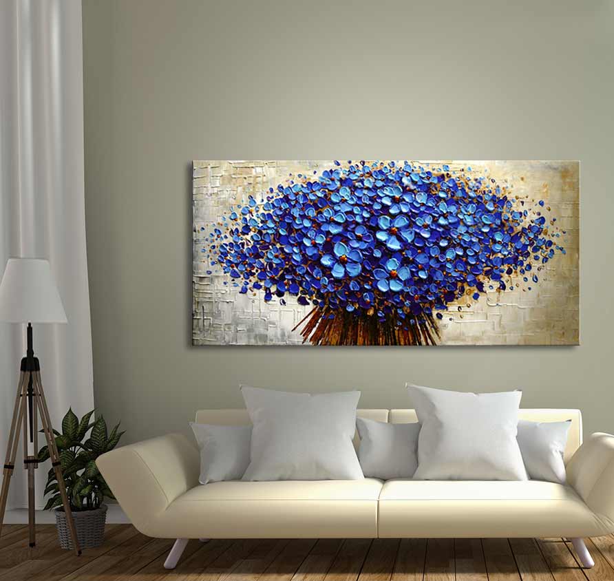 Bolderikbloemen – Dikke olieverf op canvas: Bloemrijk schilderij met blauwe bolderikbloemen, handgeschilderd, opgehangen boven een moderne, comfortabele woonkameropstelling.
