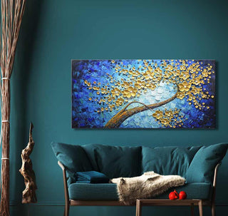 Tulpenboom in Bloei – Dikke olieverf op canvas toont een gouden bloesemtak op blauw mozaïek, ideaal voor moderne interieurs. Geschilderd met hoogwaardige materialen.