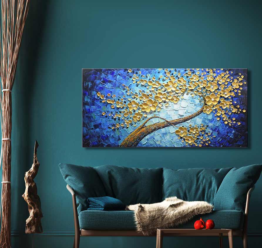 Tulpenboom in Bloei – Dikke olieverf op canvas toont een gouden bloesemtak op blauw mozaïek, ideaal voor moderne interieurs. Geschilderd met hoogwaardige materialen.