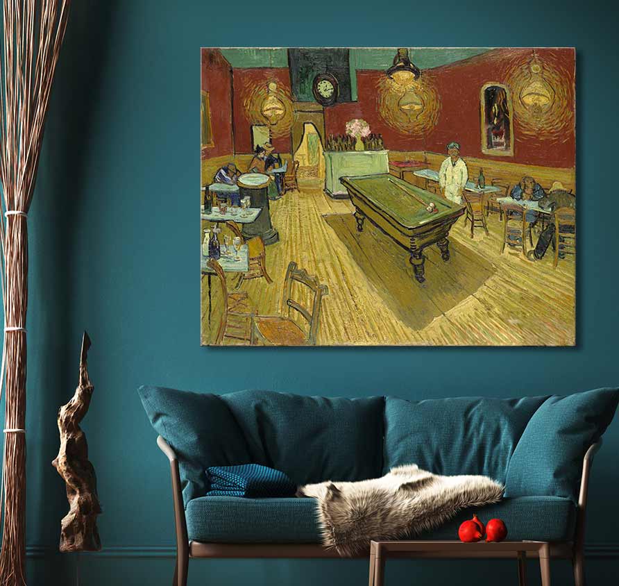 Vincent van Gogh - Het Nachtcafé olieverfschilderij boven een teal bank, met tafels en biljarttafel. Perfect voor liefhebbers van impressionistische kunst.