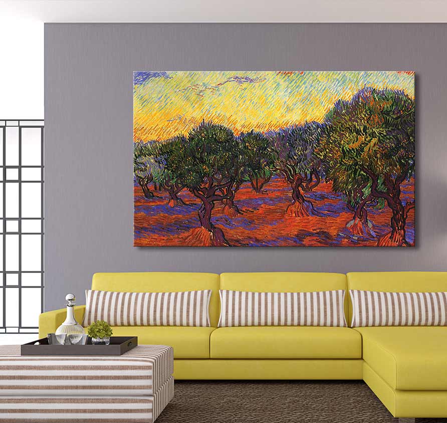 Vincent van Gogh - Boomgaard in de Provence, impressionistisch olieverfschilderij met kleurrijke bomen, hangt boven een moderne, gele bank in een stijlvol ingerichte woonkamer.