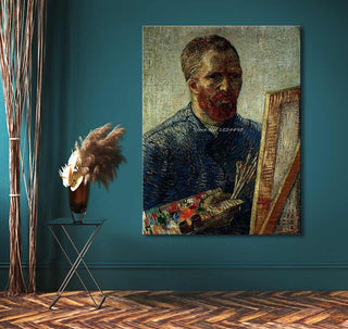 Vincent van Gogh - Zelfportret Schilderend: een handgeschilderd olieverfschilderij met Vincent achter een ezel, omlijst op een stijlvolle teal-blauwe muur.
