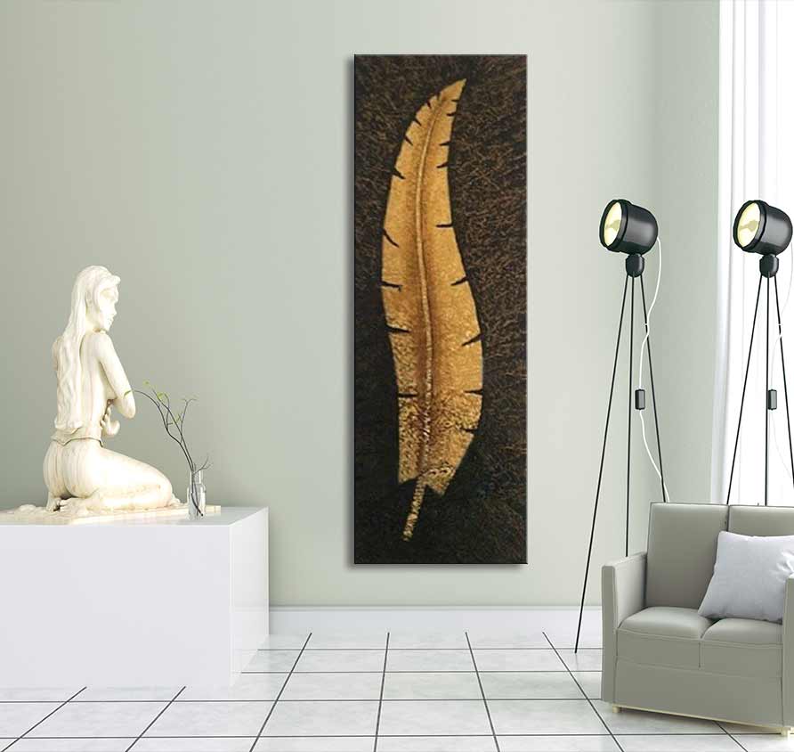 Goudblad - Olieverf op canvas: Minimalistische galerieruimte met een gouden veer op donkere achtergrond, ideaal voor moderne kunstliefhebbers. Geschilderd met hoogwaardige olieverf.
