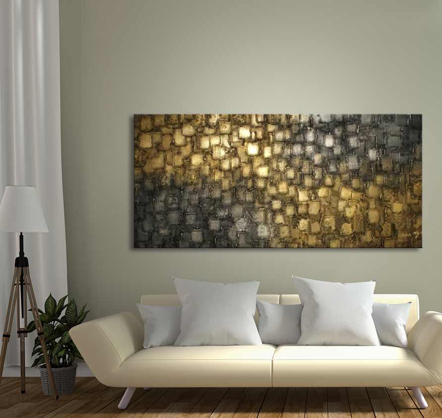 Gouden Dageraad - Olieverf op canvas, abstract schilderij met goud- en bronskleurige vlakken, gespannen op houten frame boven een crèmekleurige bank in een minimalistisch interieur.