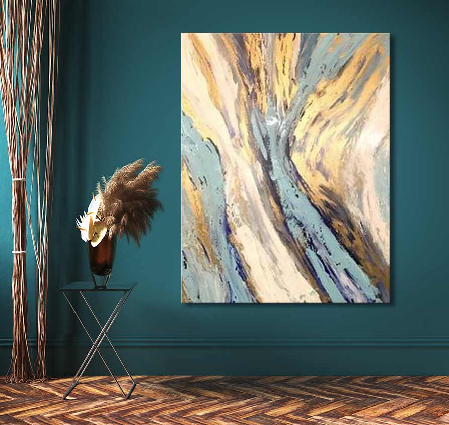 Goud-Aderen 2 - Acrylverf op canvas: een abstract schilderij op een diepe teal muur, met gedurfde gouden en blauwe streken. Perfect voor modern interieurontwerp.