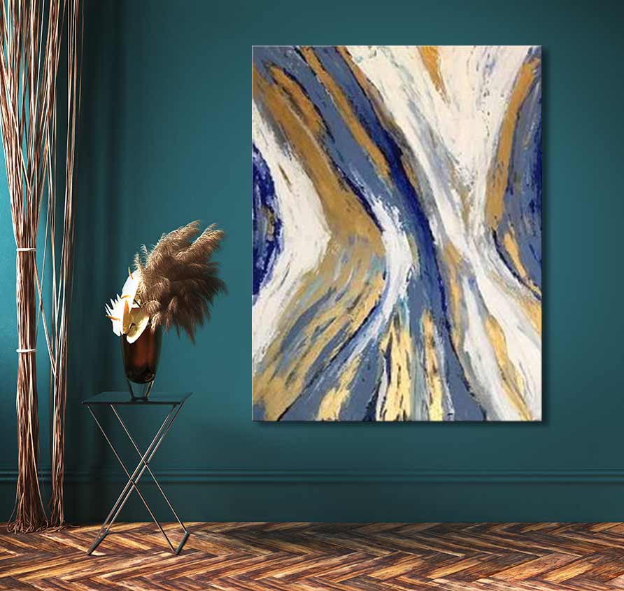 Goud-Aderen 1 - Acrylverf op canvas met gouden textuur, abstracte kunst aan een teal-muur, naast een zwarte tafel met vaas en pampaspluimen.