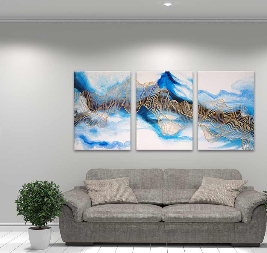 3-Luik Gouden Web - Acrylverf op canvas: Drie panelen met blauwe en witte wervelingen en gouden lijnen boven een grijze bank, moderne kunst voor interieurontwerp.