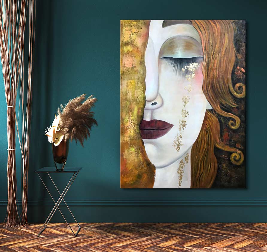 Gustav Klimt – Gouden Tranen: Olieverfschilderij van een vrouw met een gesloten oog en gouden accenten, opgespannen op houten frame met ophangsysteem, zwart bijzettafeltje links.