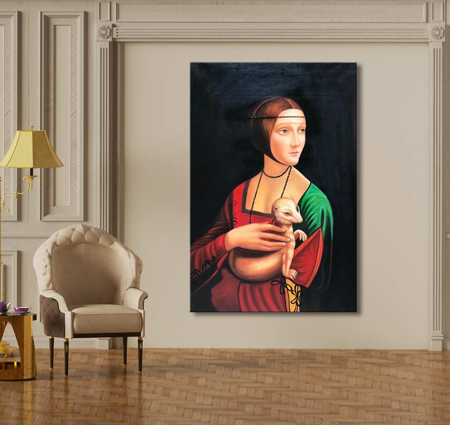 Leonardo Da Vinci's Dame met Hermelijn olieverfschilderij, klassiek portret aan lichte muur, omarmd door stijlvol interieur met armstoel, tafeltje en lamp.
