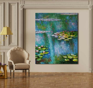 Interieurhoek met een Claude Monet-schilderij Lotusbloemen op de Seine, een klassieke lamp, zachte fauteuil en bijzettafel met kop en schotel.