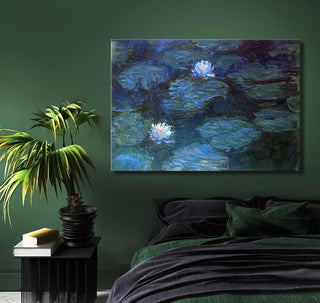 Claude Monet - Lotusbloemen bij Cevennen, olieverfschilderij boven een bed in een serene groene slaapkamer, toont waterlelies op een donkere vijver.