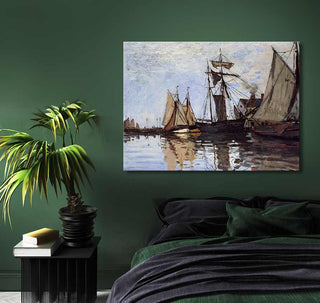 Handgeschilderd olieverfschilderij Kade van Honfleur door Claude Monet, met impressionistische schepen. Opgehangen boven een bed in een sfeervolle, groene slaapkamer.