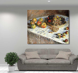 Claude Monet's Appels en Druiven: impressionistisch olieverfschilderij boven een grijze bank, met een fruitstilleven. Handgeschilderd, klaar om op te hangen.