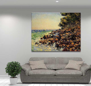 Claude Monet – Kaap Martin: Handgeschilderd olieverfschilderij boven een lichtgrijze bank met kussens, met een kleine plant naast de bank. Geschilderd op zuurvrij canvas, klaar om op te hangen.