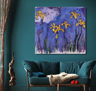 Claude Monet – Wilde Narcissen schilderij boven teal sofa. Impressionistisch olieverfkunstwerk met bloemen, ideaal voor moderne interieurs. Geschilderd op museumkwaliteit canvas.