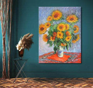 Claude Monet – Zonnebloemen, olieverfschilderij van zonnebloemen in vaas. Hangt boven een minimalistische tafelscene met pampasgras, op een herringbone vloer.