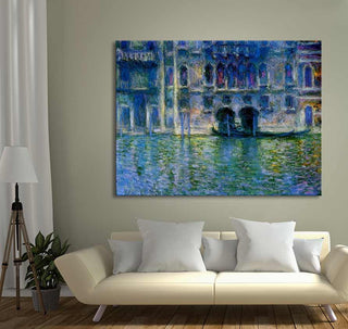 Olieverfschilderij Palazzo de Mula door Claude Monet boven een crèmekleurige bank. Geschilderd in impressionistische stijl, perfect voor interieurontwerp.