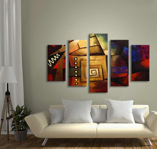 Handgeschilderd Abstract Cubism – Olieverf 5-Luik boven een lichte bank. Warm-gekleurde kubistische vormen op canvas, perfect voor moderne interieurs.