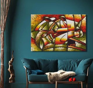 Teal-groene loveseat met kussen en plaid, houten tafel met rode decoraties, abstract schilderij Wachtende Forensen van Picasso boven de bank, organische vormen en warme kleuren.