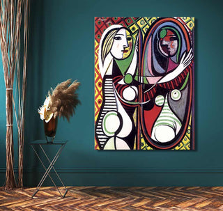 Minnares bij de Spiegel: modern kubistisch olieverfschilderij geïnspireerd door Picasso. Afbeelding van vrouw voor spiegel, met gedroogde pampas pluimen op metalen tafel ernaast.